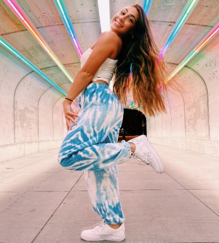 Jenna Sinatra in a white shoes and white tops.